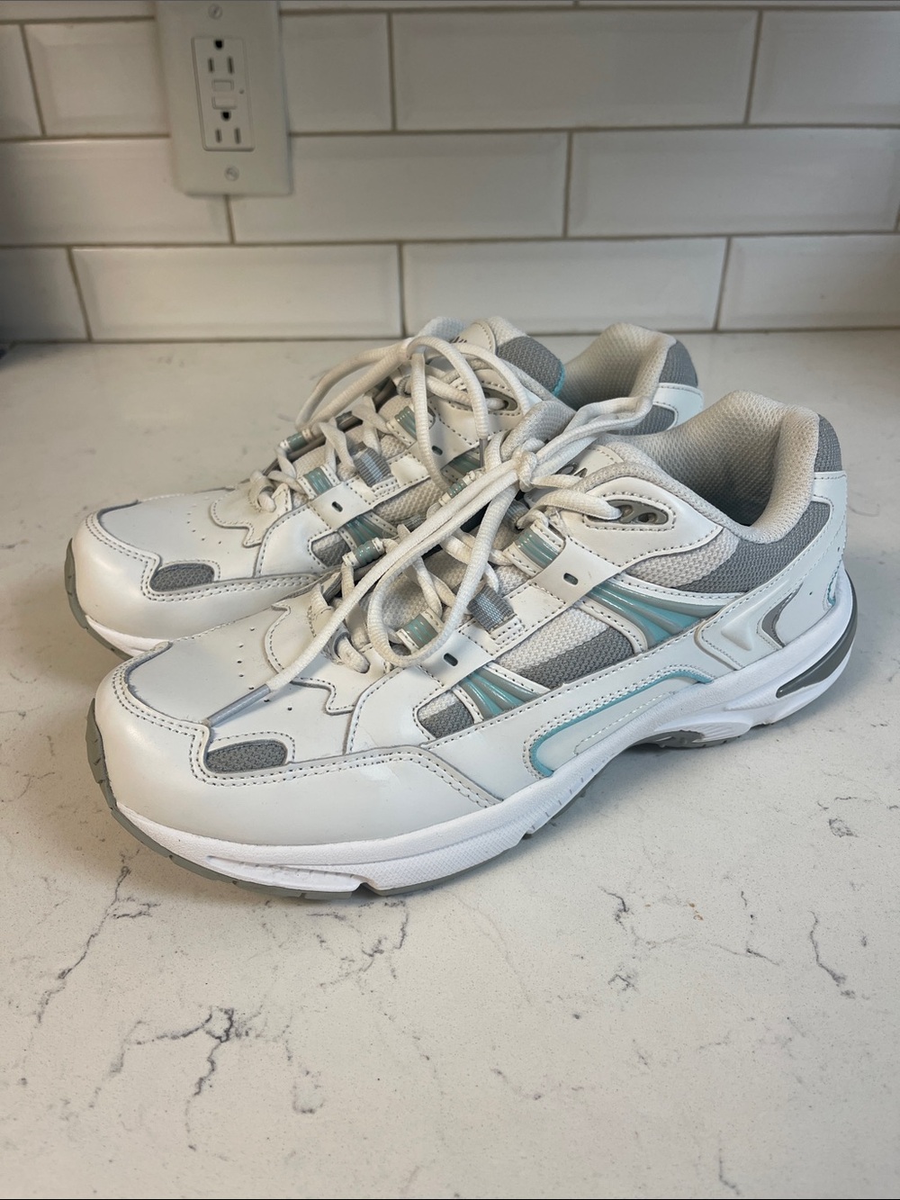 VIONIC WOMEN’S 23 Walk 2.0 Classic Sneaker WALKER WHITE/BLUE SNEAKERS Size 9.5